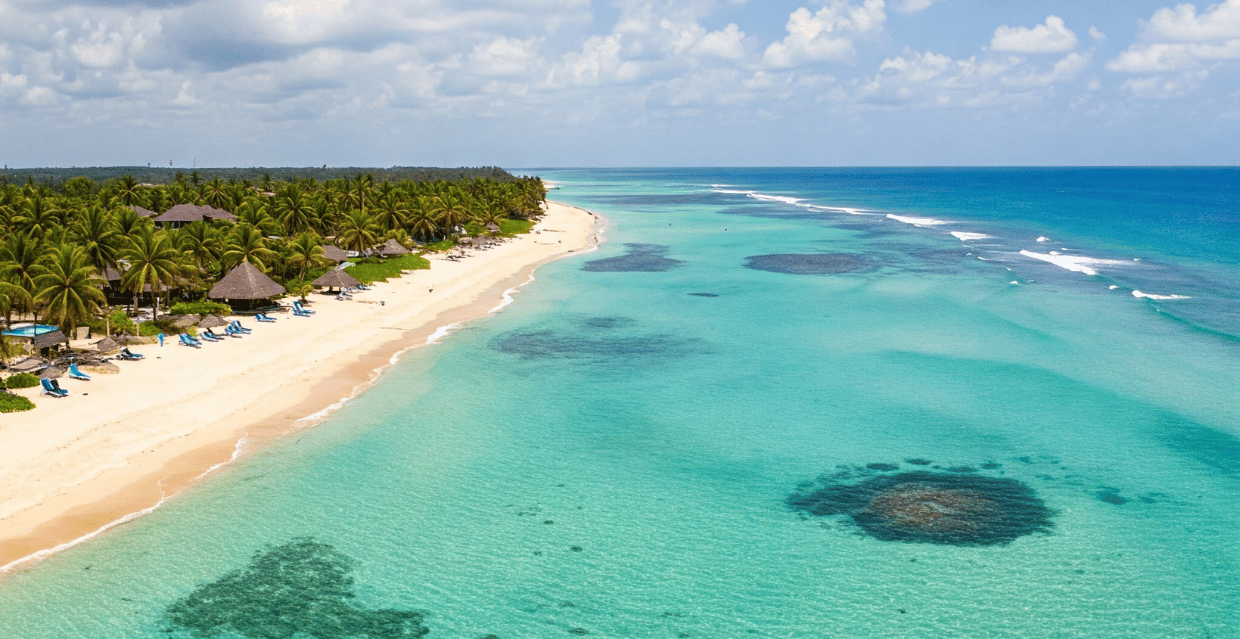 Vista aerea della costa di Diani Beach in Kenya sull’Oceano Indiano